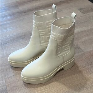 GUESS Sock Boots🤍